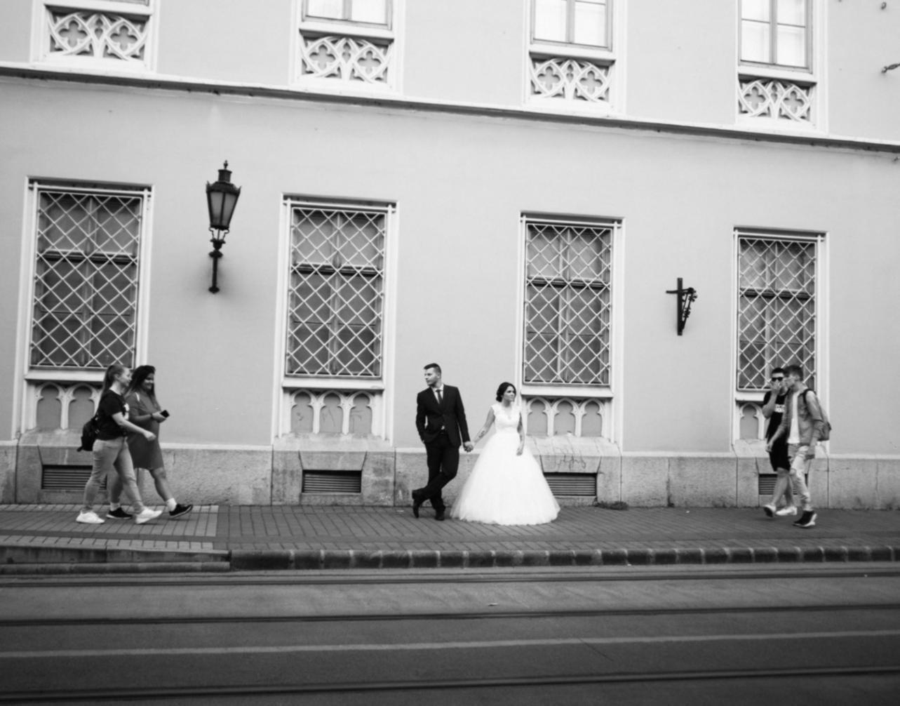 Учасники навчальної програми під час практичного заняття з декорування залу